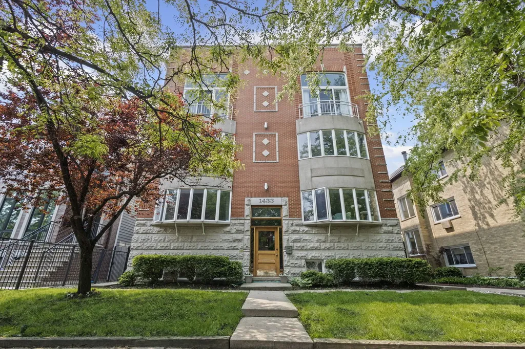 1433 West Belle Plaine Avenue Chicago IL 60613