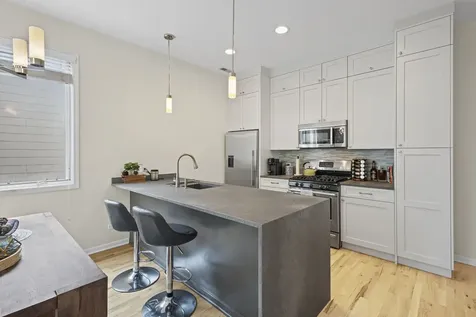 1433 West Belle Plaine Avenue Chicago IL 60613