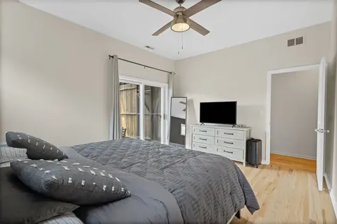 1433 West Belle Plaine Avenue Chicago IL 60613