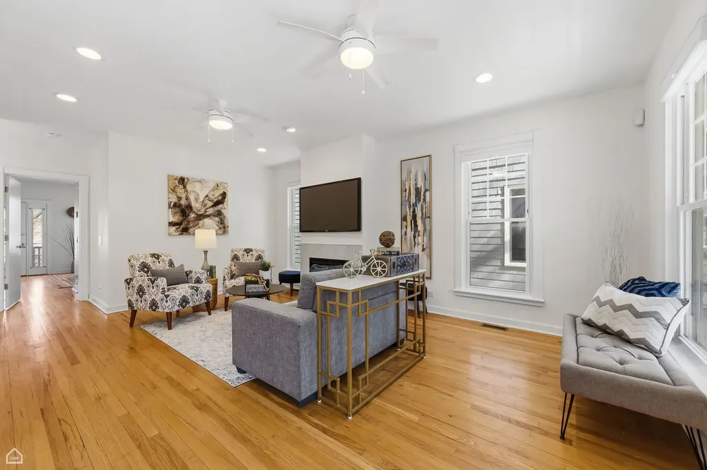4701 South Woodlawn Avenue Chicago IL 60615