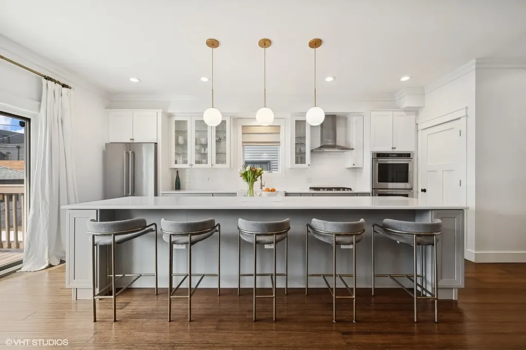 2630 North Whipple Street Chicago IL 60647