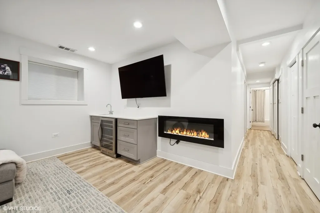 2630 North Whipple Street Chicago IL 60647
