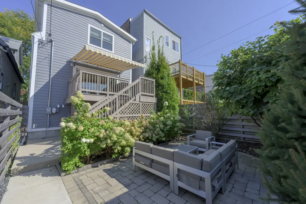 2630 North Whipple Street Chicago IL 60647