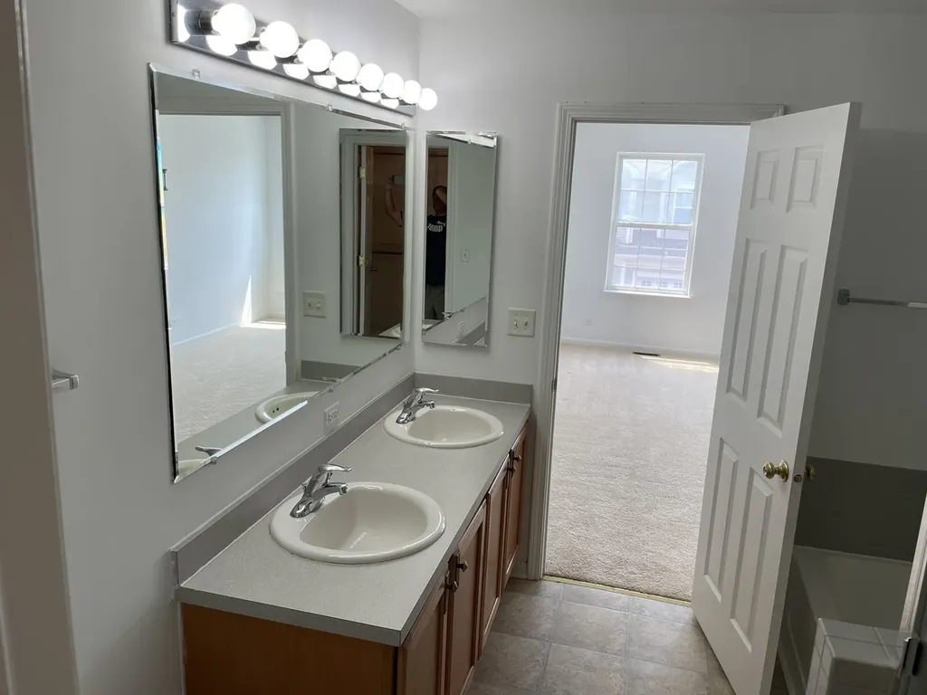 2516 Hillsboro Boulevard Aurora IL 60503