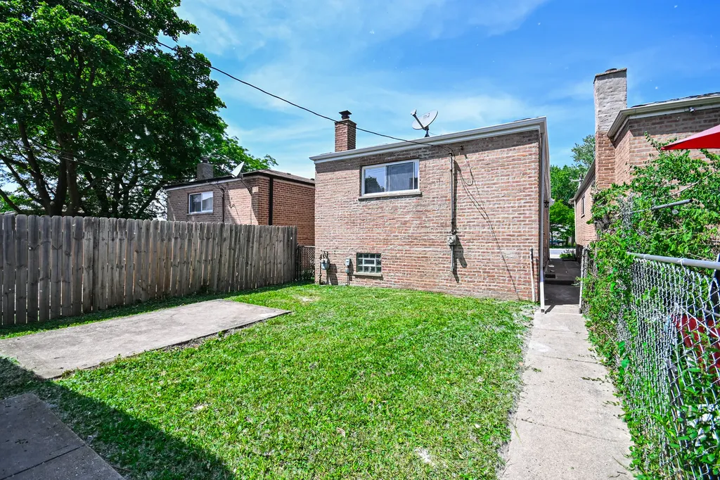 1237 East 95th Street Chicago IL 60628