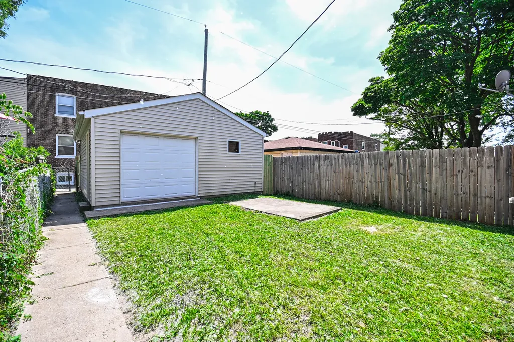 1237 East 95th Street Chicago IL 60628