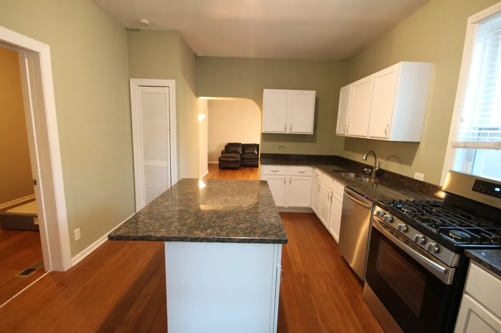2115 West Wellington Avenue Chicago IL 60618