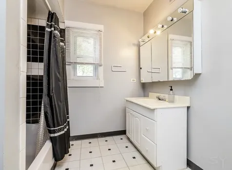 1910 Dewey Avenue Evanston IL 60201