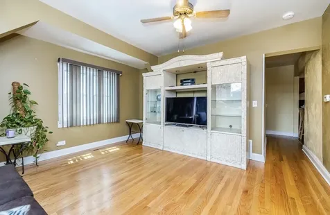 1910 Dewey Avenue Evanston IL 60201
