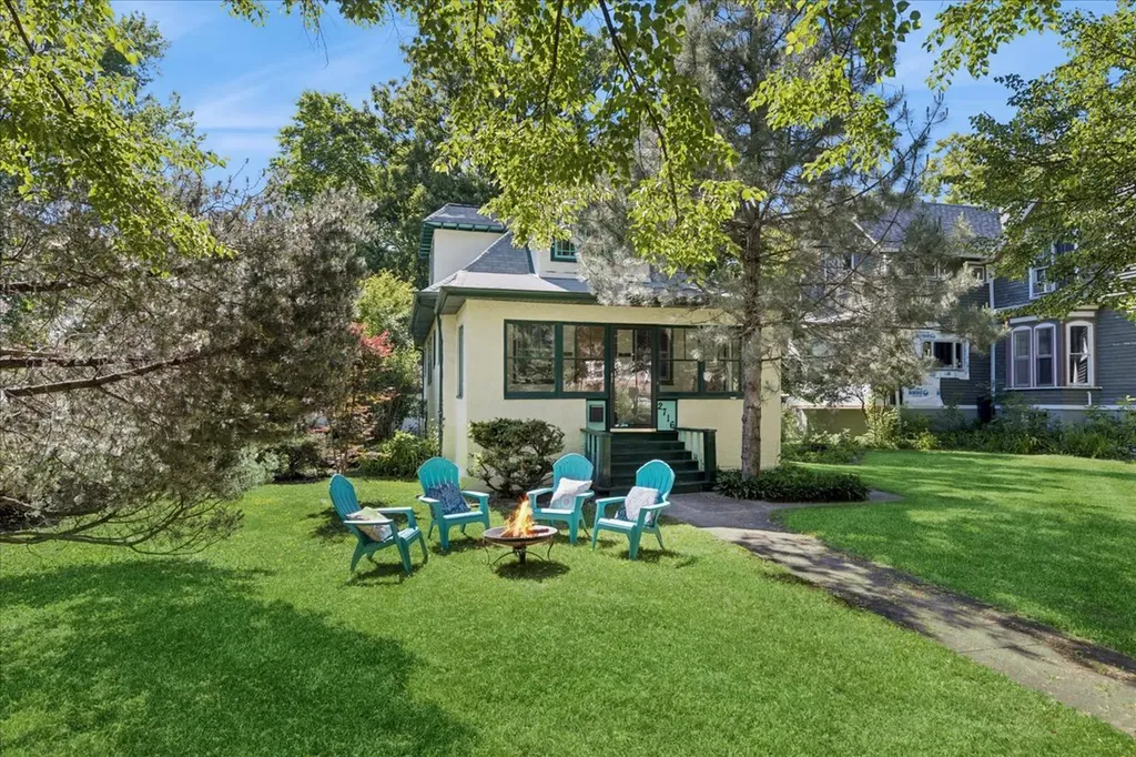 2716 Woodbine Avenue Evanston IL 60201