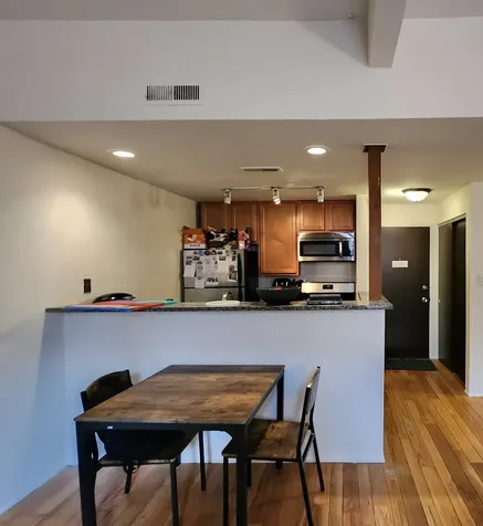 1050 West Dickens Avenue Chicago IL 60614