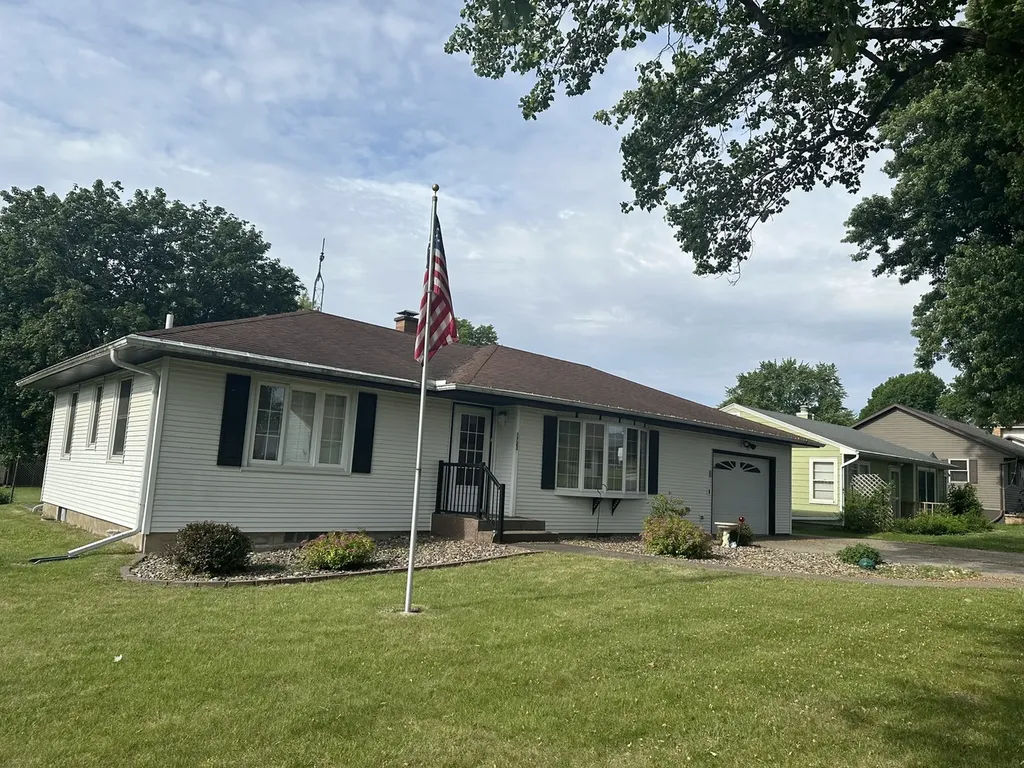 1723 East Lawn Savanna IL 61074