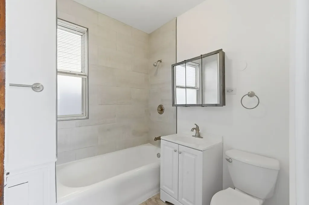 3252 East 136th Street Chicago IL 60633