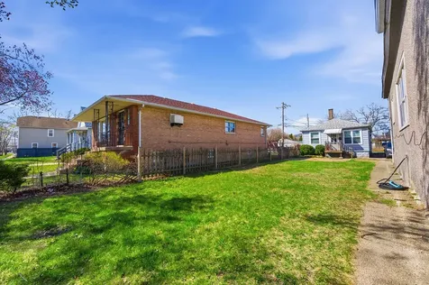 3252 East 136th Street Chicago IL 60633