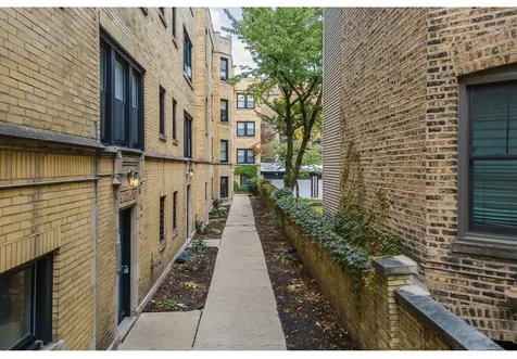 648.5 West Roscoe Street Chicago IL 60657