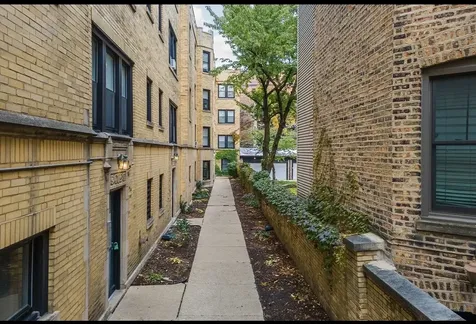 646 West Roscoe Avenue Chicago IL 60657