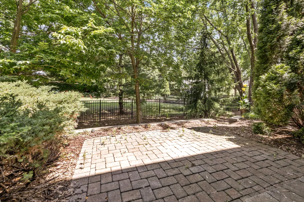 1022 Ravendale Court Naperville IL 60540
