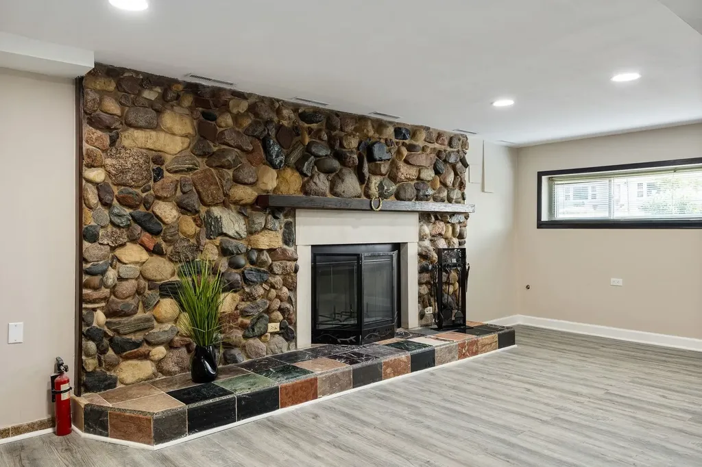564 West Harrison Road Lombard IL 60148