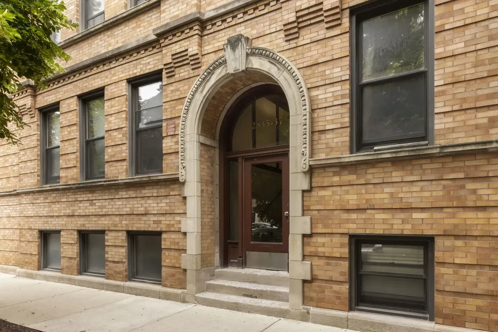 2837 North Cambridge Avenue Chicago IL 60657