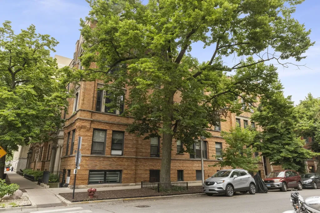 2837 North Cambridge Avenue Chicago IL 60657