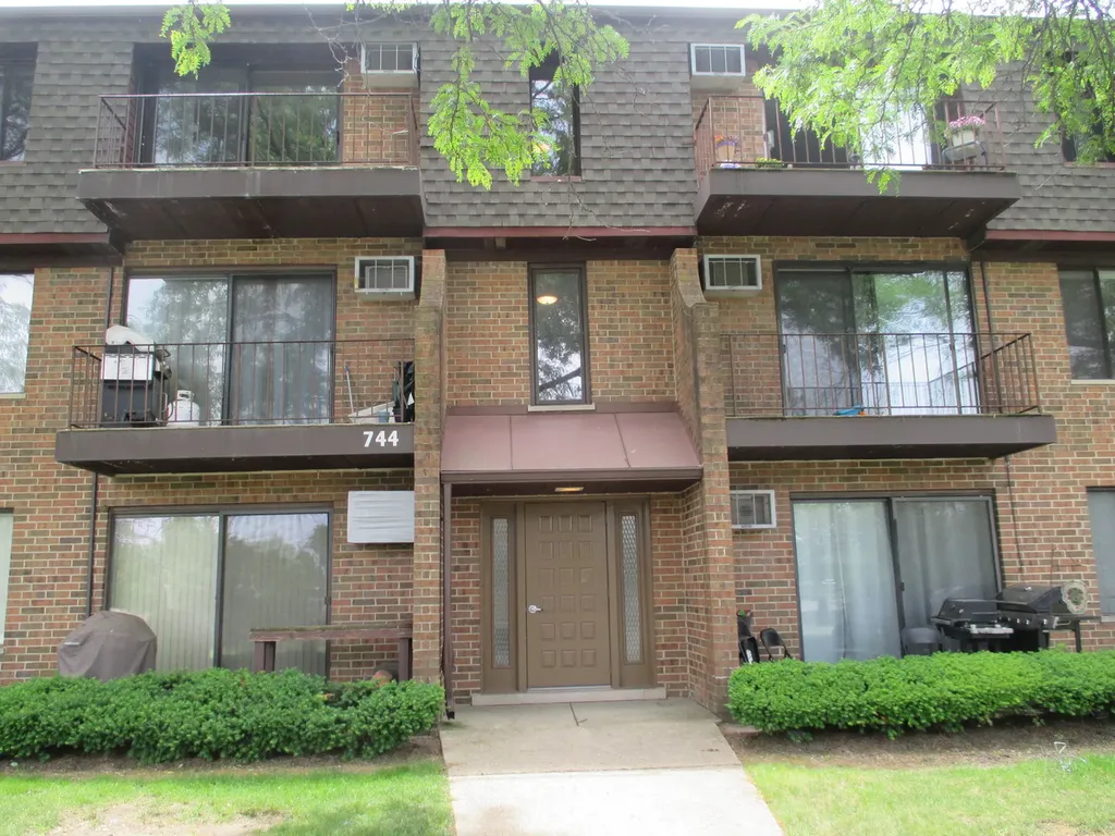 744 North Briar Hill Lane Addison IL 60101