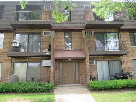 744 North Briar Hill Lane Addison IL 60101