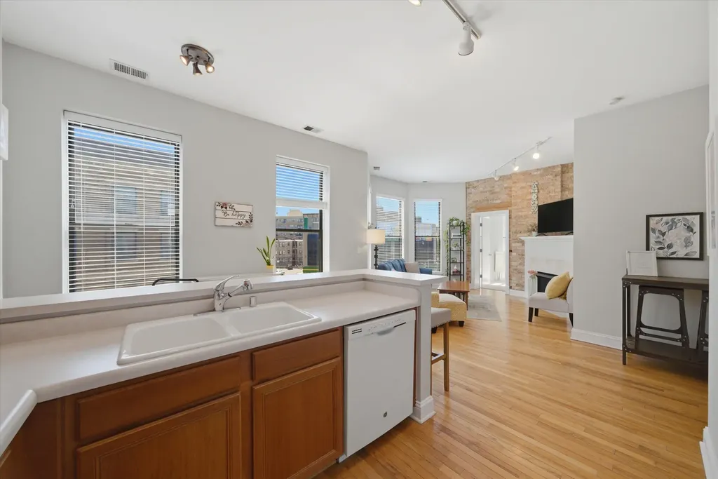 3175 North Lincoln Avenue Chicago IL 60657