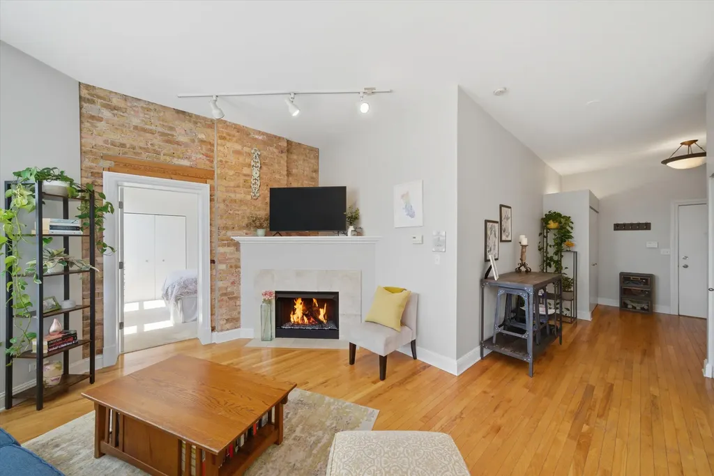 3175 North Lincoln Avenue Chicago IL 60657