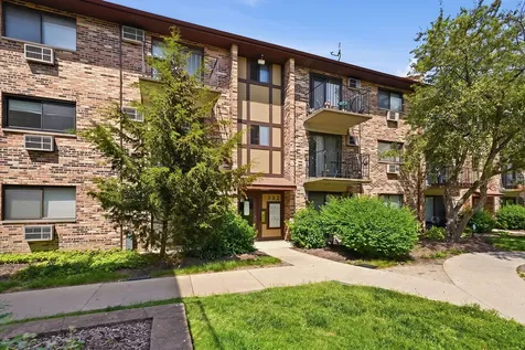 332 Klein Creek Court Carol Stream IL 60188
