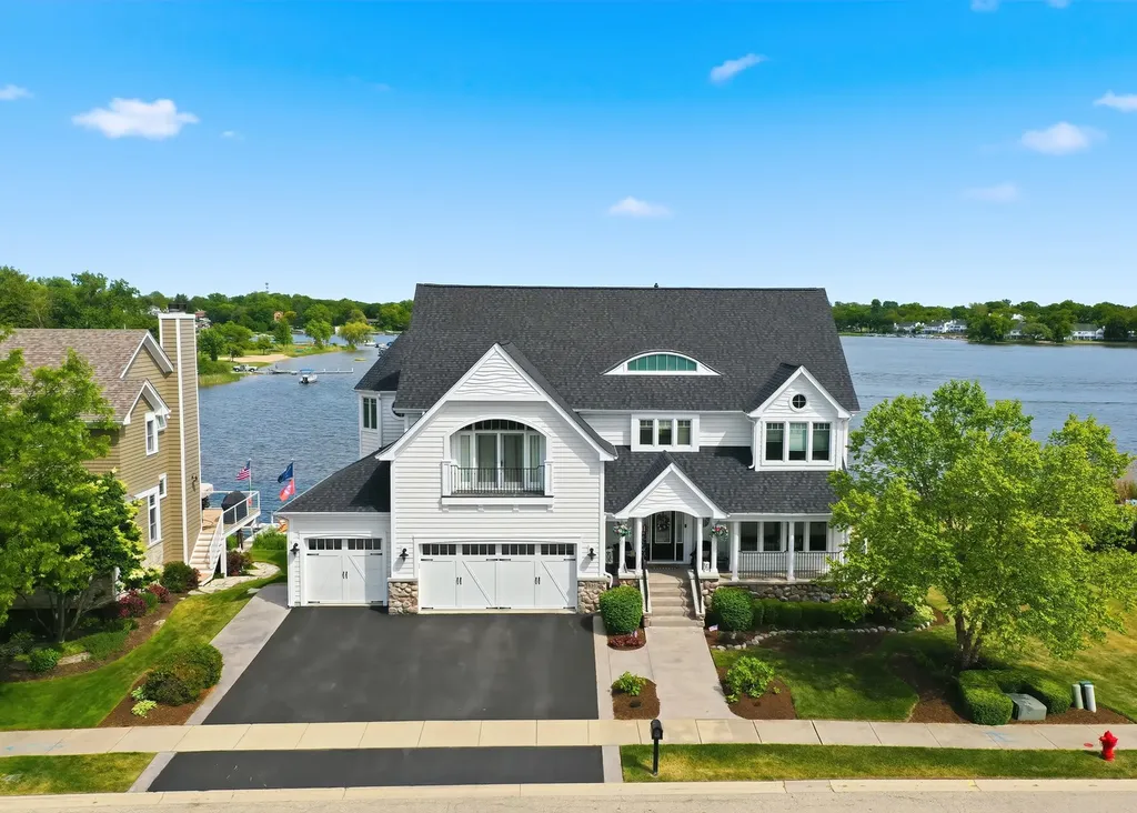 820 Peninsula Drive Wauconda IL 60084
