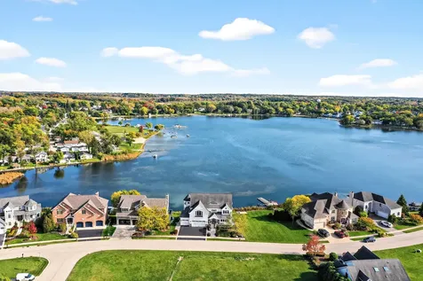 820 Peninsula Drive Wauconda IL 60084