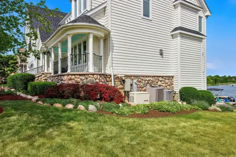 820 Peninsula Drive Wauconda IL 60084