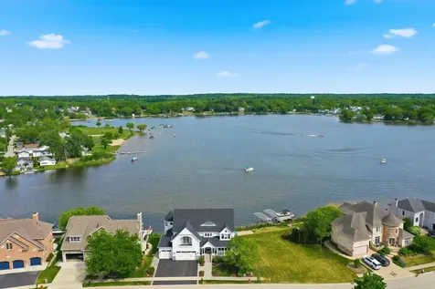 820 Peninsula Drive Wauconda IL 60084