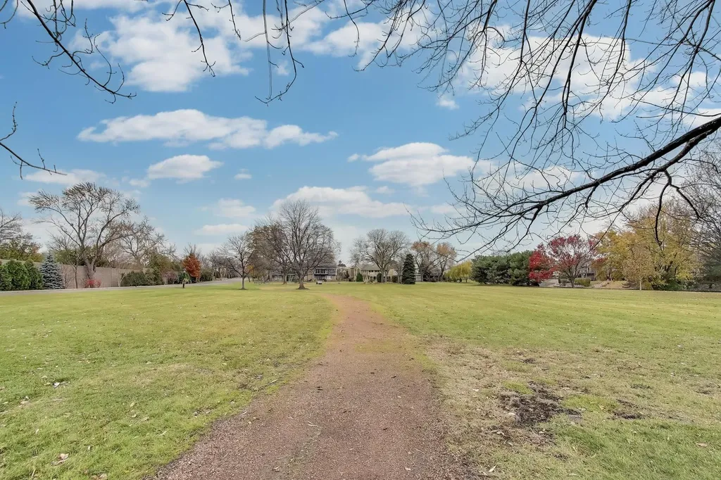 211 Briarwood Pass Oak Brook IL 60523