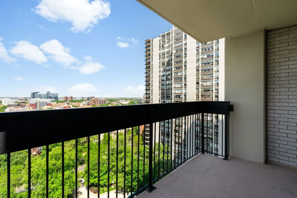 1355 North Sandburg Terrace Chicago IL 60610