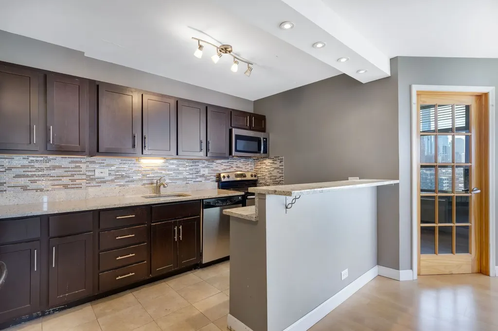 1355 North Sandburg Terrace Chicago IL 60610