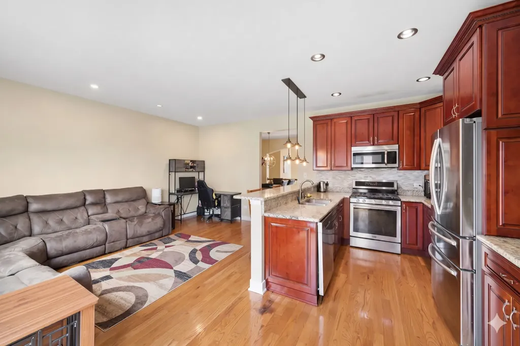 6635 West 64th Place Chicago IL 60638