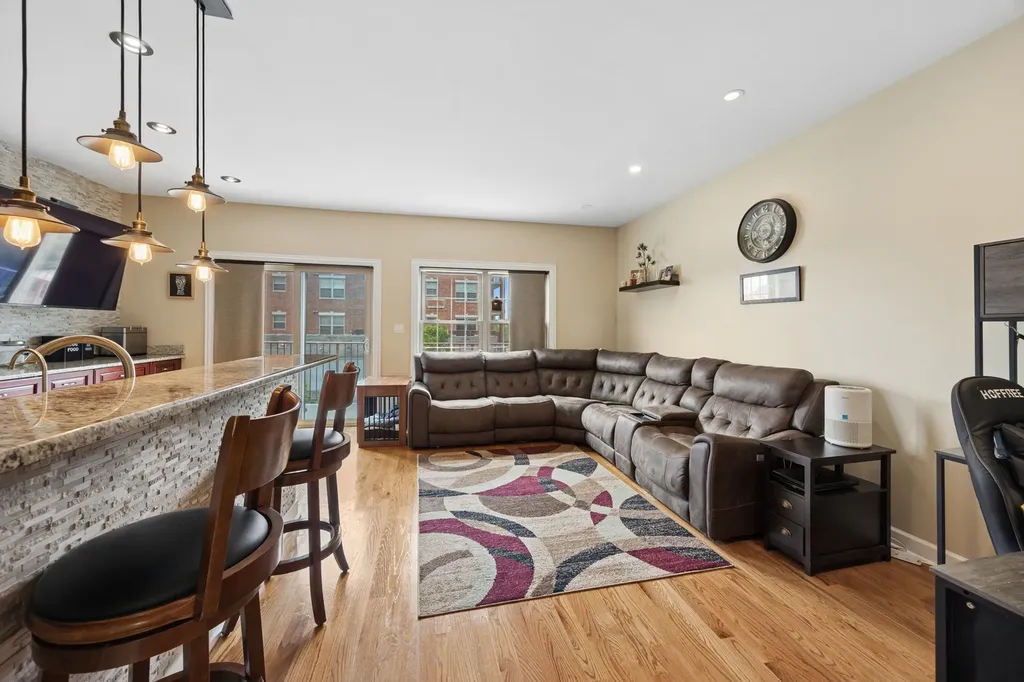 6635 West 64th Place Chicago IL 60638