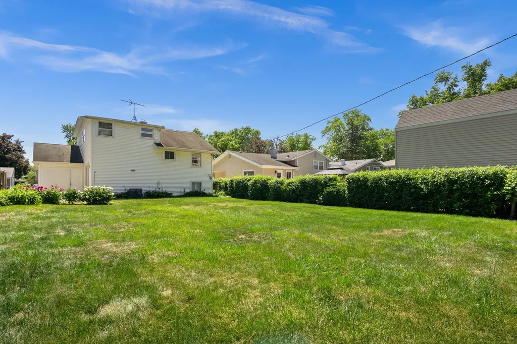 1107 East Elm Street Wheaton IL 60189