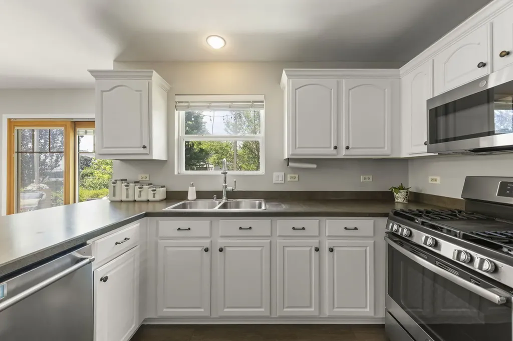1528 Schumacher Drive Bolingbrook IL 60490