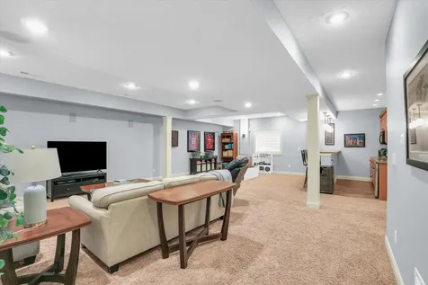 9 Della Court Savoy IL 61874