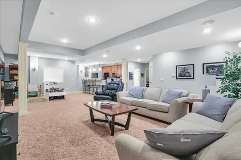 9 Della Court Savoy IL 61874