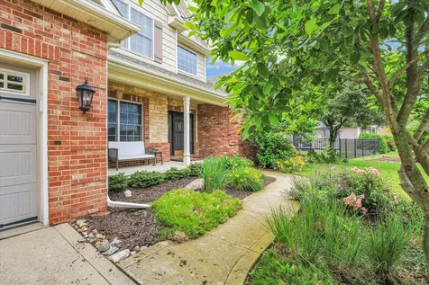 9 Della Court Savoy IL 61874