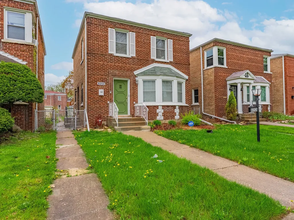 8252 South Calumet Avenue Chicago IL 60619