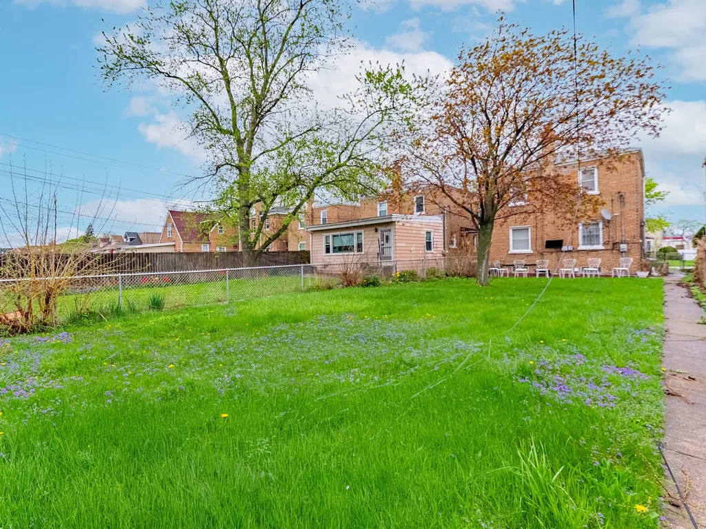 8252 South Calumet Avenue Chicago IL 60619