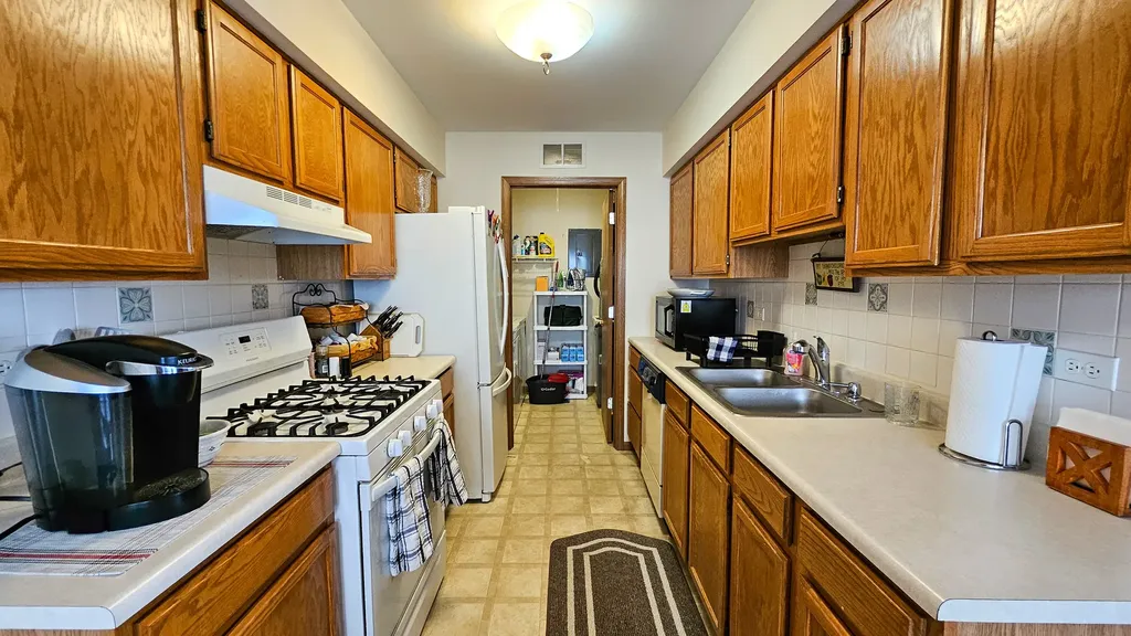 106 Village Creek Drive Lake In The Hills IL 60156