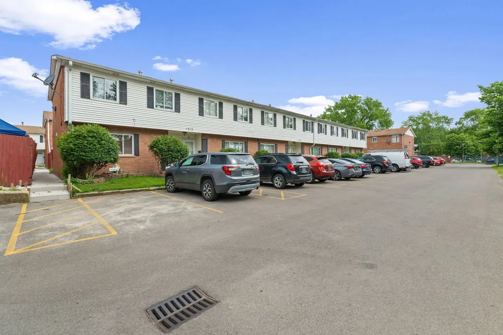 1315 Monomoy Street Aurora IL 60506