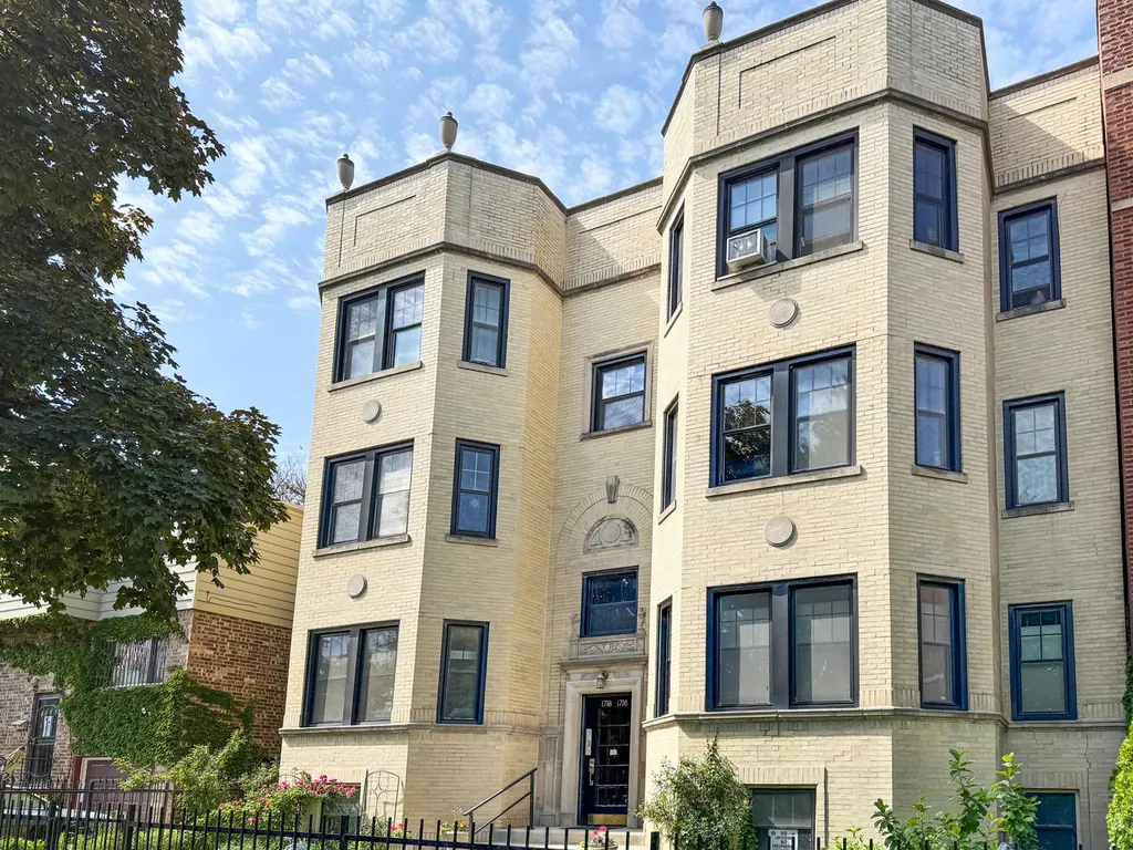 1716 West Estes Avenue Chicago IL 60626