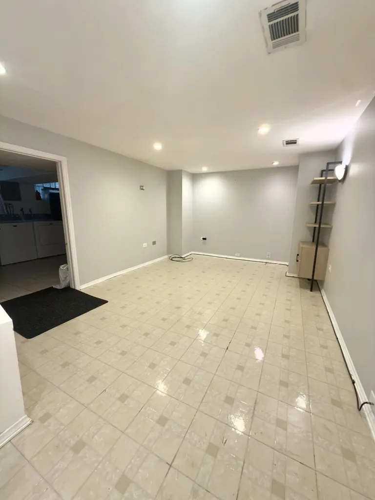 5167 West 63rd Place Chicago IL 60638