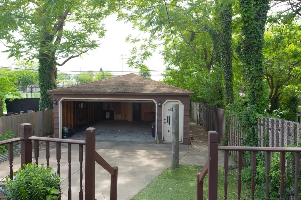 5167 West 63rd Place Chicago IL 60638
